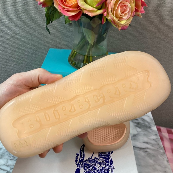 NWT Burberry Rubber Marshmallow Stingray Women’s Slides EU Size 37 - US 6.5 - Picture 5 of 9